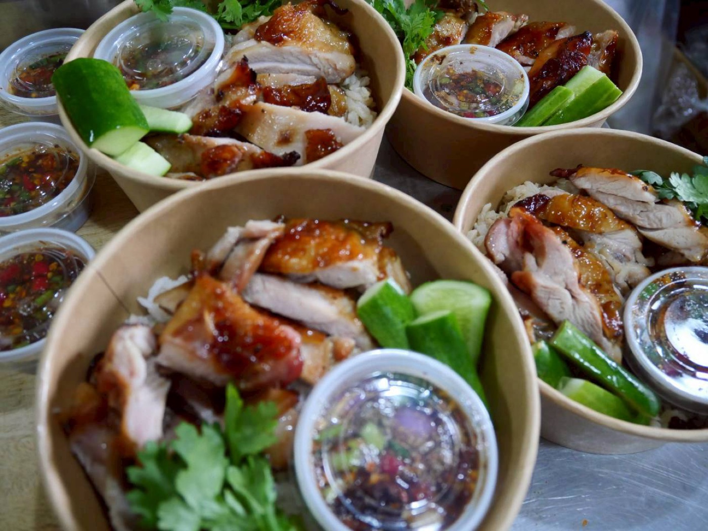 ข้าวไก่ย่างจิ้มแจ่ว ในกล่องข้าว — Grilled chicken rice with jaew lunch box