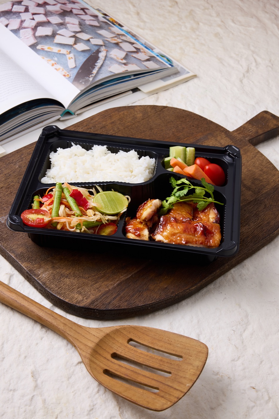 เซตไก่ย่าง ส้มตำ ในกล่องข้าว — Grilled chicken & som tum set lunch box