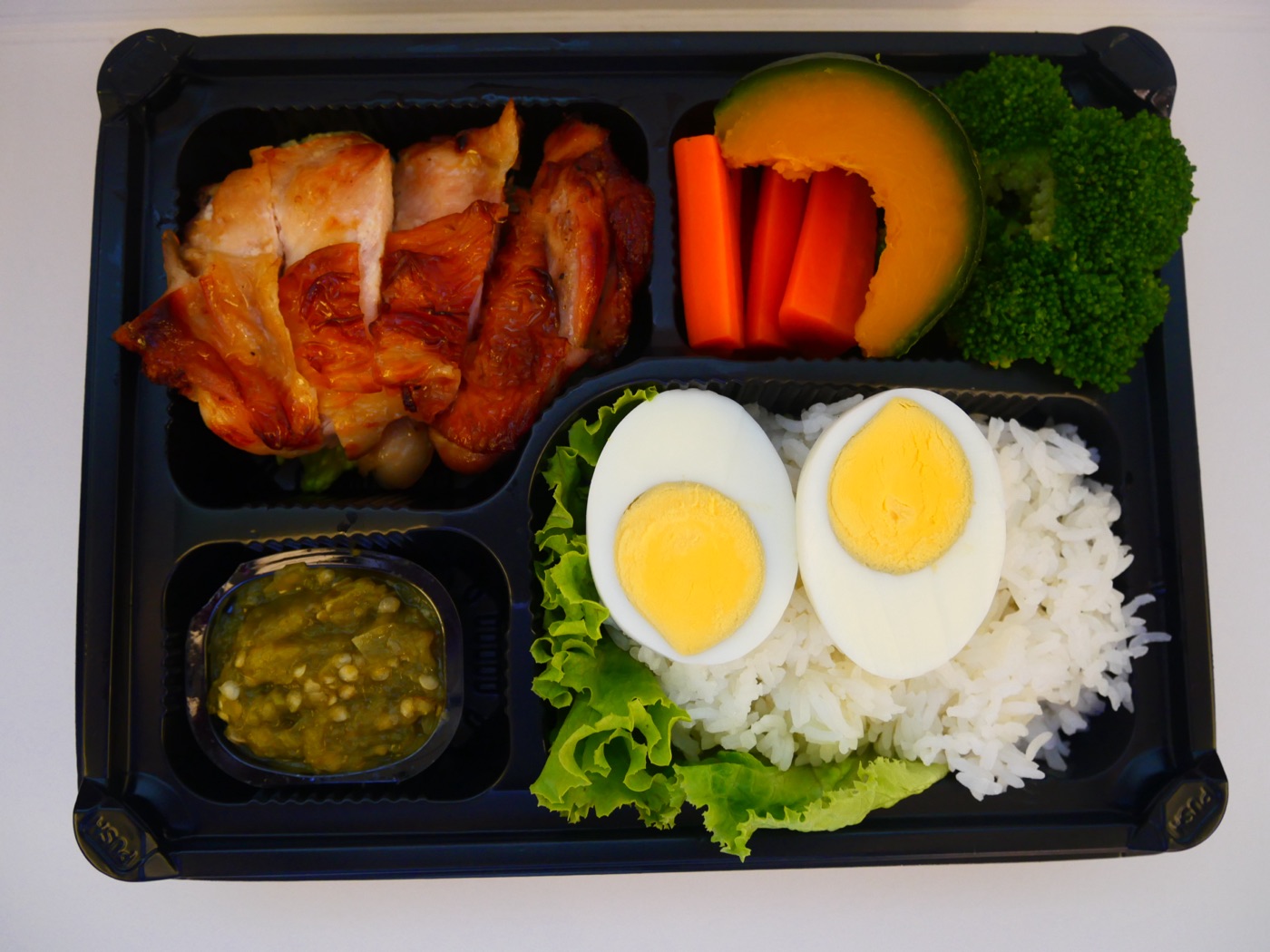 เซตข้าวไก่ย่างน้ำพริก ผักต้ม ไข่ต้ม — Grilled chicken set lunch box