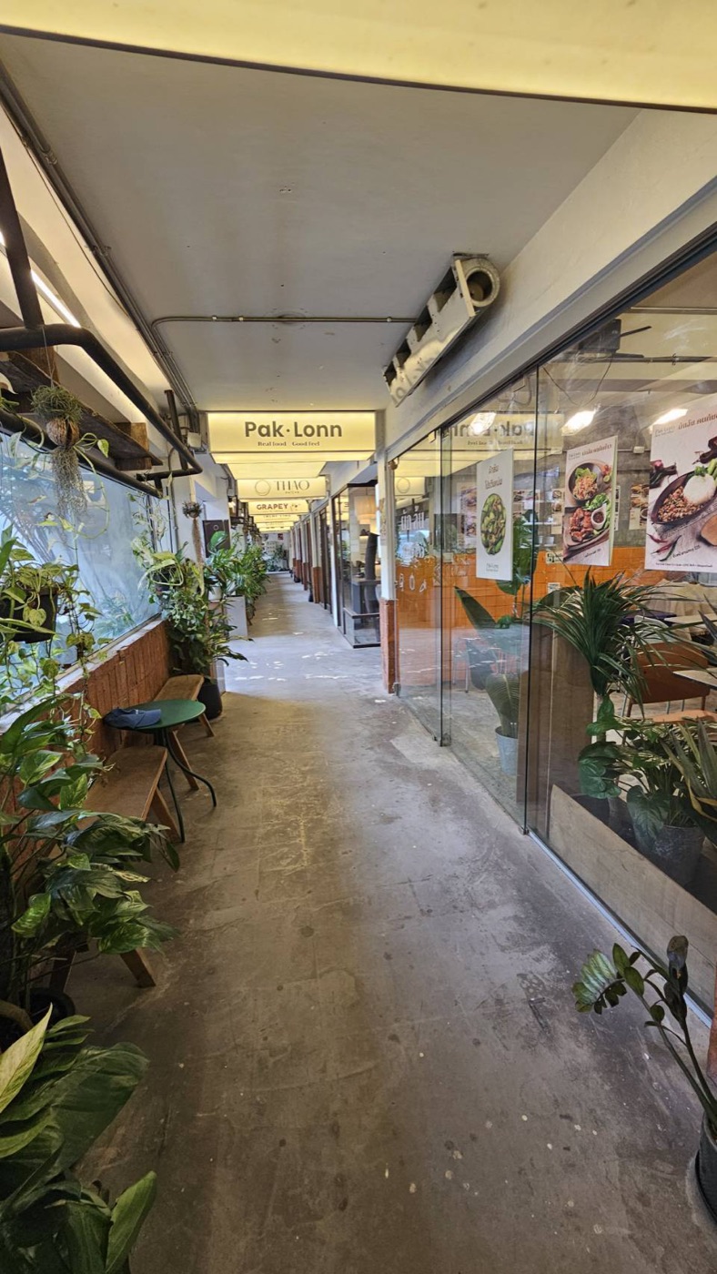 ทางเข้าร้านผักล้น สาขาสาทร — Pak Lonn Sathorn storefront